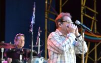 Huey Lewis talks about the relationship between singers and drummers